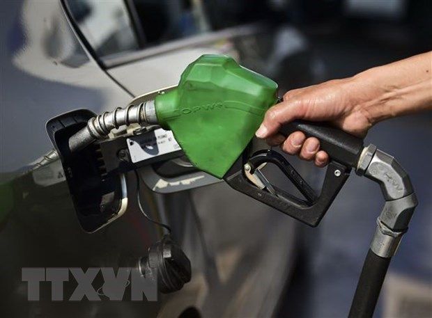 Xăng và các sản phẩm chưng cất dự trữ gia tăng, giá dầu giảm 2%