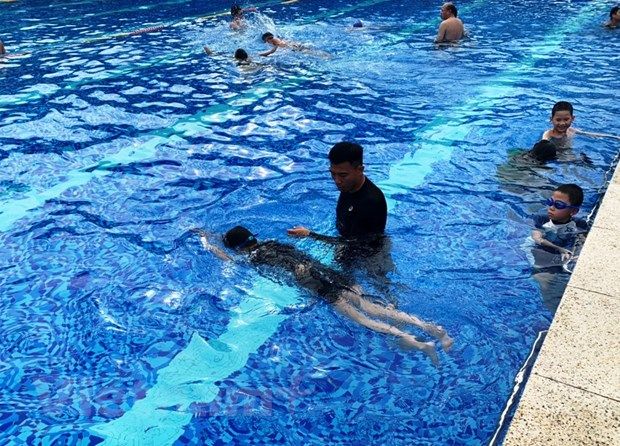 Hà Nội: Những “kình ngư nhí” thích thú với khóa học bơi lội dịp Hè