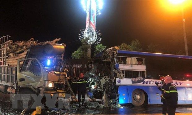 Bình Định: Ôtô khách đối đầu xe tải, hai tài xế bị thương nặng