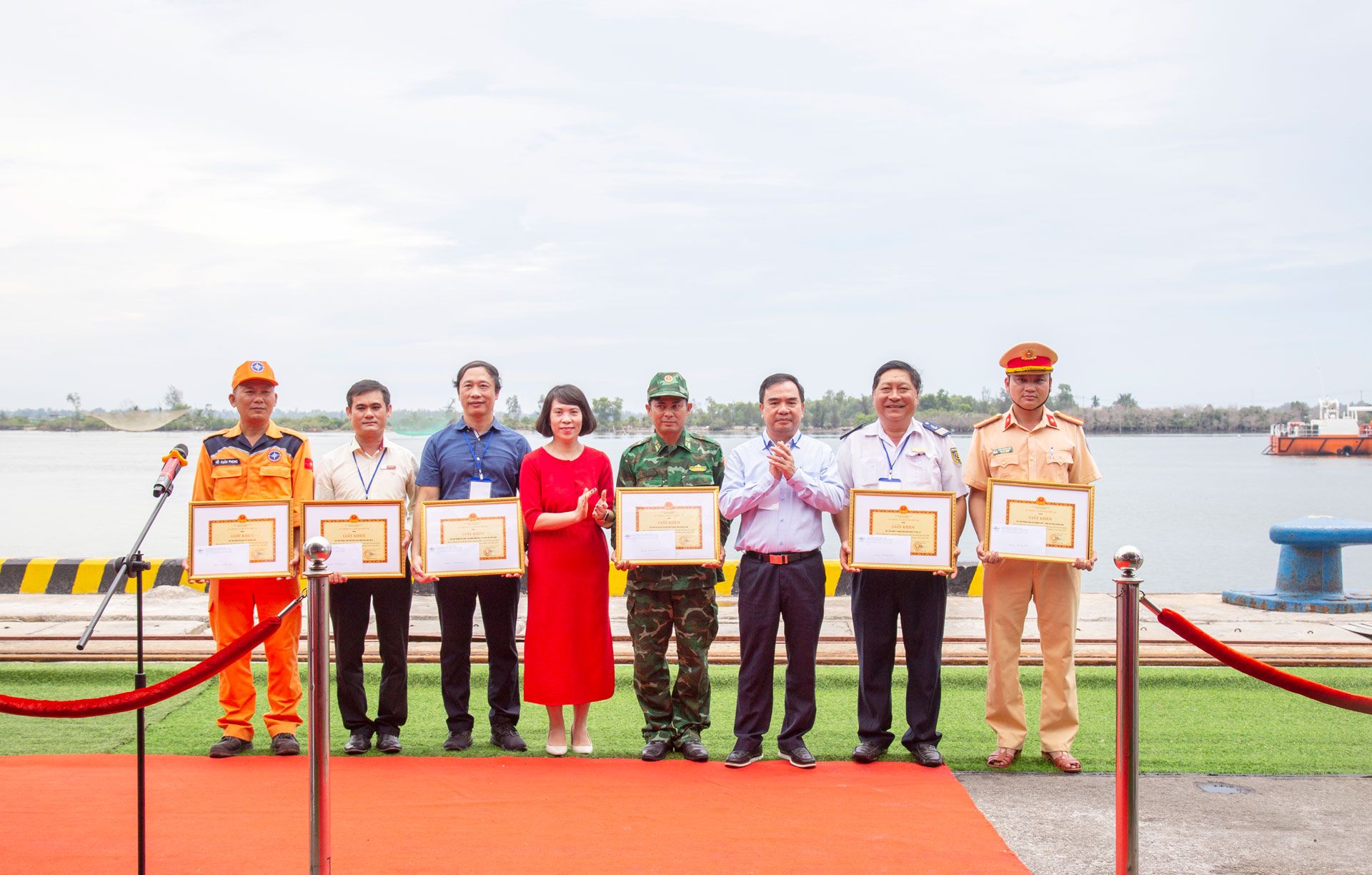 Diễn tập phối hợp tìm kiếm, cứu nạn hàng hải tại cảng Chu Lai