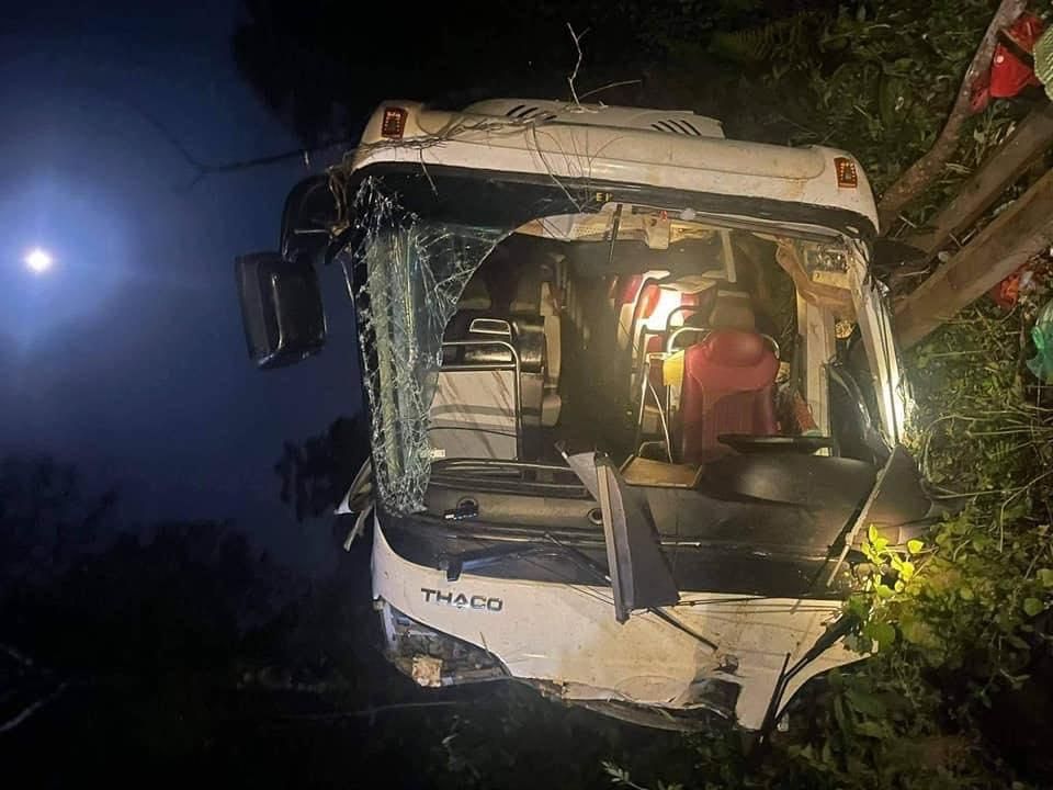 Phú Thọ: Xe khách chở 28 người lao xuống vực, 3 người tử nạn