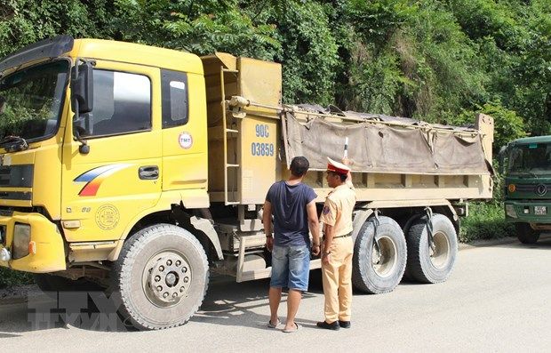 Sử dụng giấy phép lưu hành quá khổ giả không qua được mắt CSGT