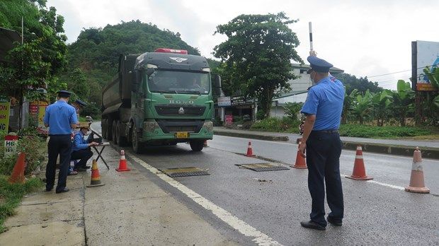 Xử lý nghiêm trường hợp vi phạm về kích thước thùng hàng, chở quá tải