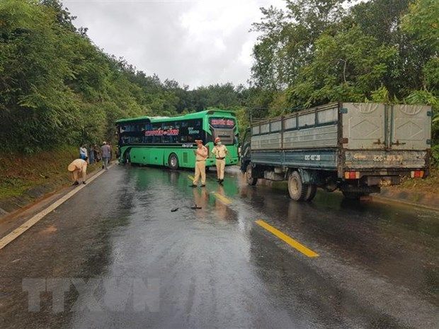 Kon Tum: Xe ôtô rơmoóc va chạm xe khách làm 4 người thương vong