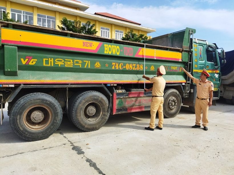 Công an Thừa Thiên Huế quyết liệt xử lý xe quá khổ, quá tải