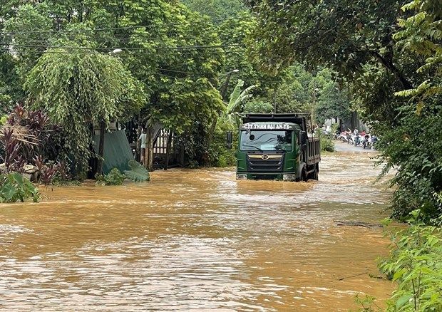 Yên Bái: Ngập úng cục bộ trên quốc lộ 37 gây ách tắc giao thông