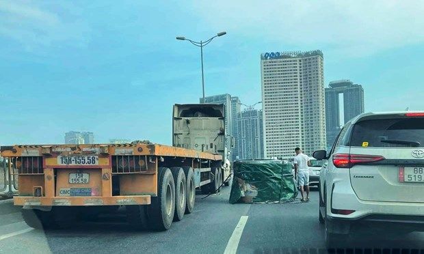 Bộ GTVT: Xử lý nghiêm vi phạm xe chở cuộn thép rơi xuống đường