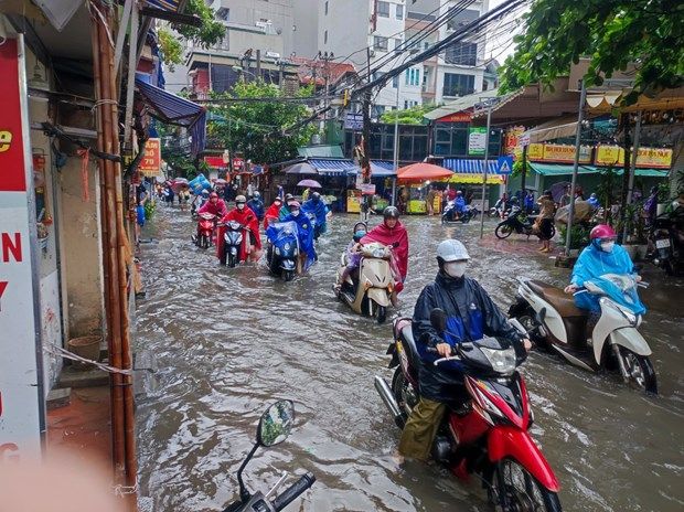 Người dân Hà Nội 'nhích từng centimet' trong mưa, tránh đường ngập