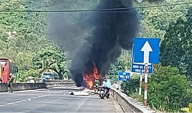 Phú Yên: Xe chở hàng chuyển phát nhanh bất ngờ bốc cháy dữ dội