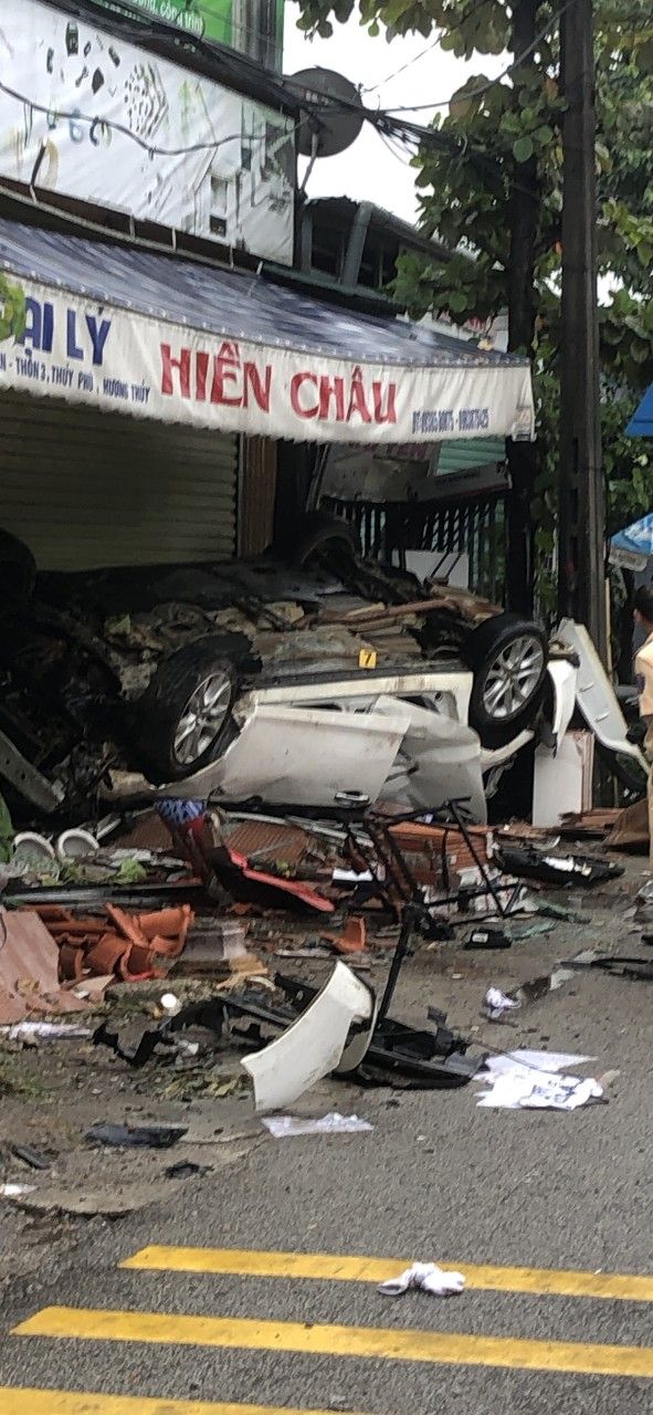 Thừa Thiên Huế: Xe ô tô đâm vào cửa hàng, 02 người trọng thương