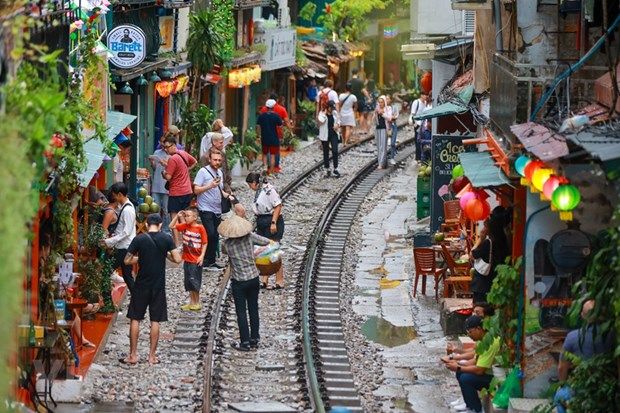 Đề nghị xử lý vi phạm quay phim, chụp ảnh trên ‘phố càphê đường tàu'