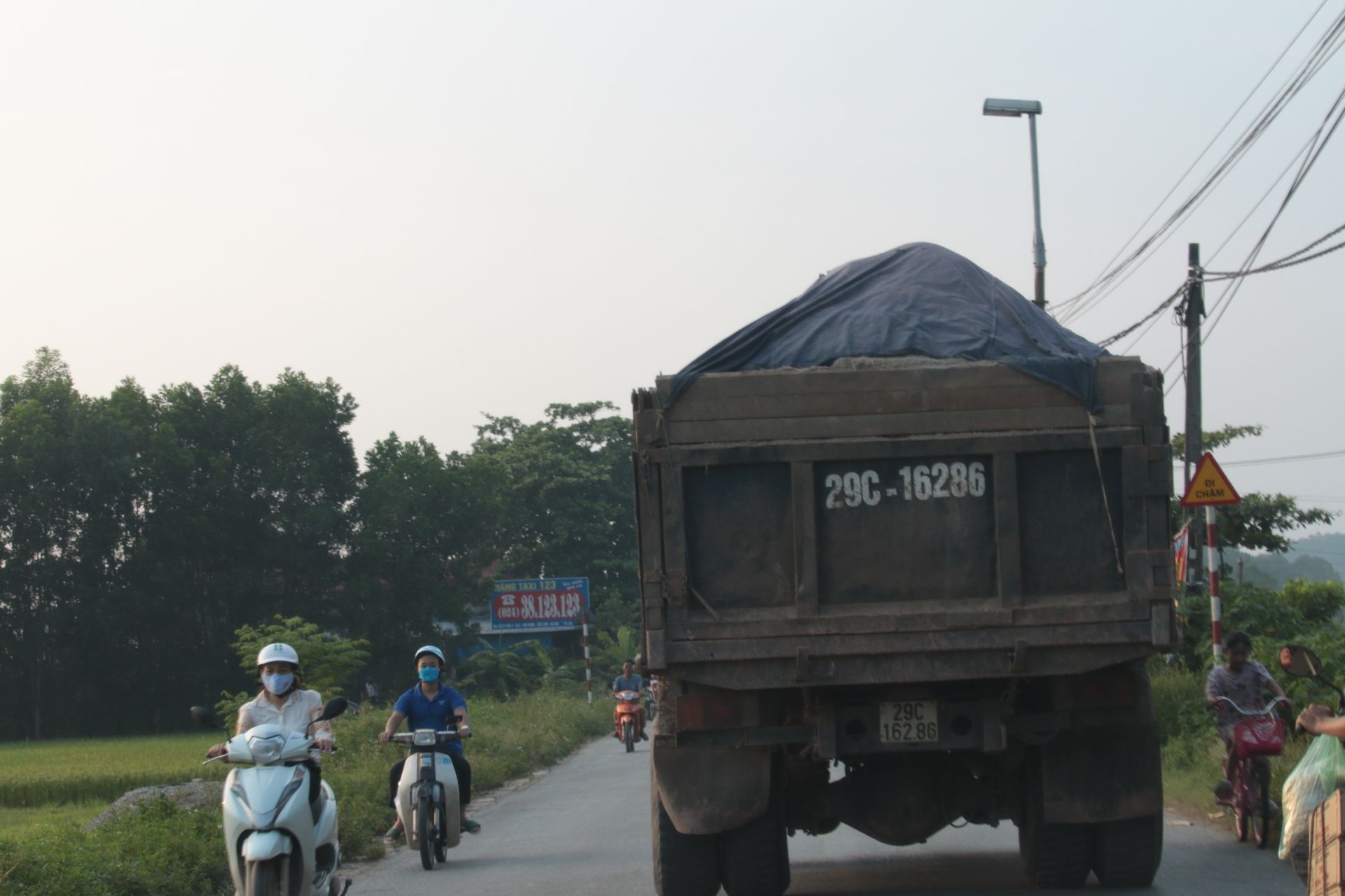 Hà Nội: Xe tải vô tư vào giờ cấm, dấu hiệu cơi nới chở quá tải