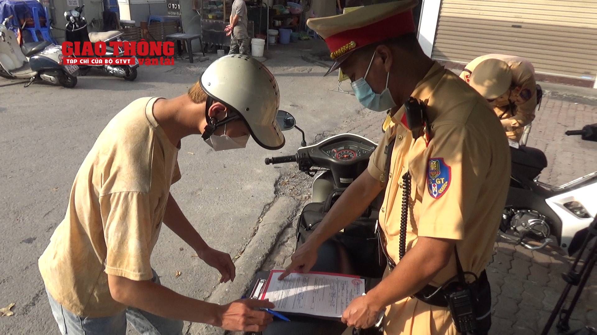 Chùm ảnh: Cảnh sát “đón lõng” xử phạt người đi xe máy ngược chiều ở Hà Nội