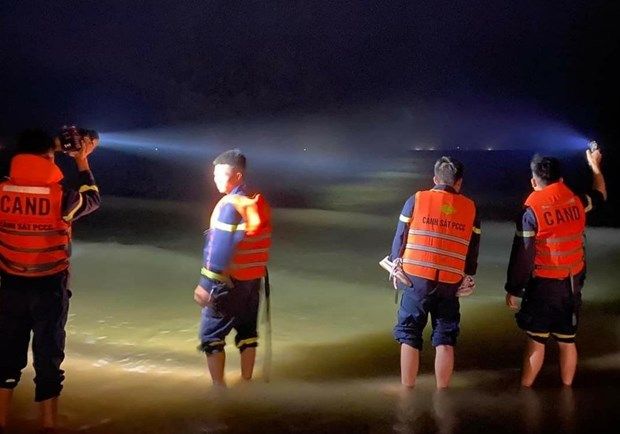 Nghệ An: Lật thuyền thúng trên biển Cửa Lò, hai nạn nhân mất tích