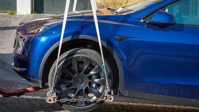 Vì sao phí bảo hiểm ô tô Tesla lại đắt đỏ?