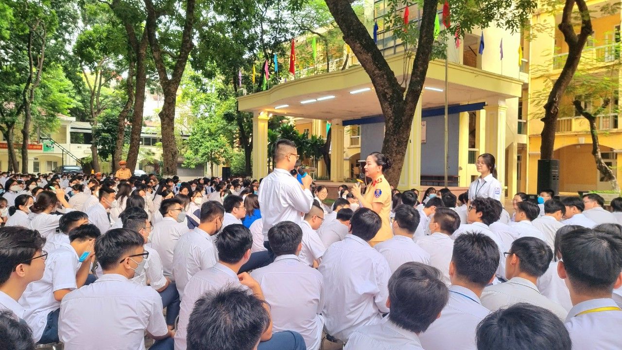 Sân khấu hóa hoạt động đảm bảo ATGT trường học ở Hà Nội