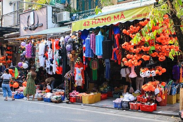 [Photo] Phố Hàng Mã ngập tràn đồ chơi, hóa trang dịp Halloween