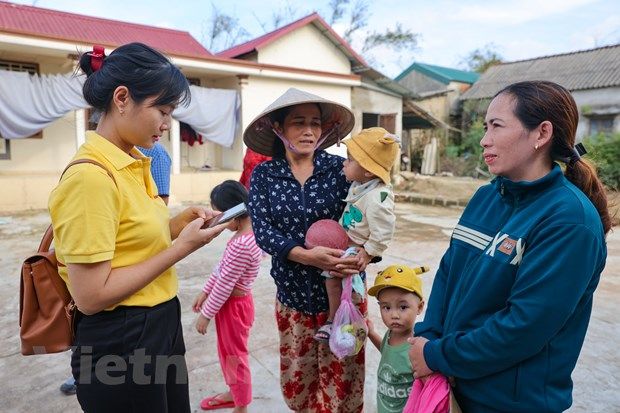 Truyền thông nâng cao năng lực ứng phó cho người dân vùng 'rốn lũ'