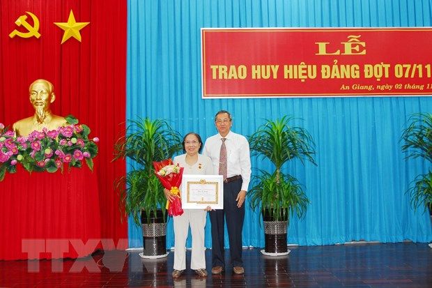 An Giang: Trao Huy hiệu Đảng cho 9 đảng viên từ 50 năm tuổi Đảng