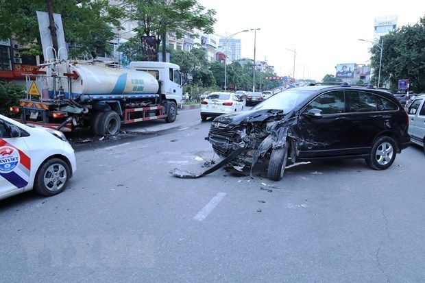 Quảng Ngãi: Xe ôtô đâm vào dải phân cách làm 2 người chết