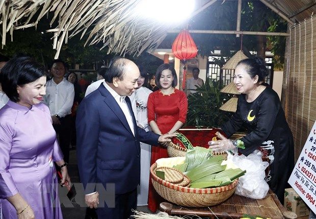 [Photo] Hà Nội: Chủ tịch nước chung vui với nhân dân phường Điện Biên