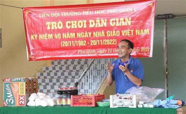 Thầy tổng phụ trách đội đồng hành cùng trẻ em khó khăn ở Vĩnh Long