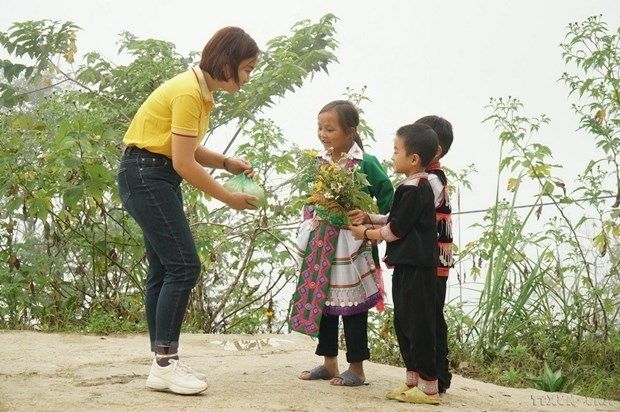 [Photo] Tri ân những thầy, cô giáo “cõng chữ lên non”