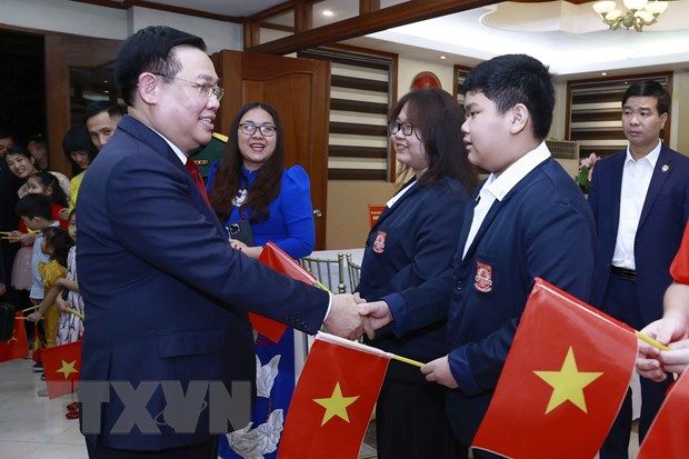 [Photo] Chủ tịch Quốc hội thăm Đại sứ quán Việt Nam tại Philippines