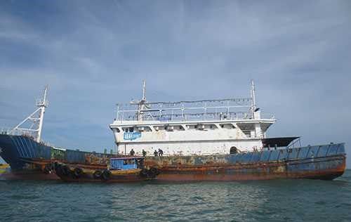 Quảng Trị: Một tàu không người số hiệu nước ngoài trôi dạt trên biển