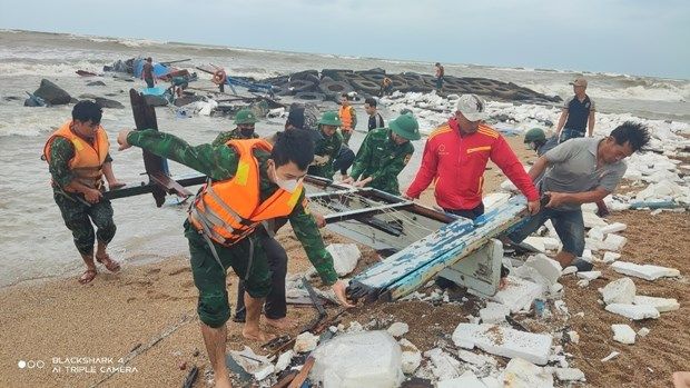 Phú Yên: Sóng lớn đánh chìm tàu cá mắc cạn tại vùng cửa biển