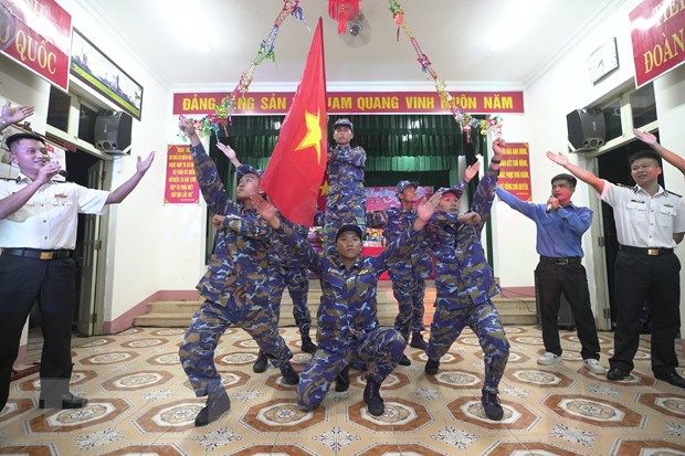 [Photo] Thăm, chúc Tết cán bộ, chiến sỹ và nhân dân đảo Song Tử Tây