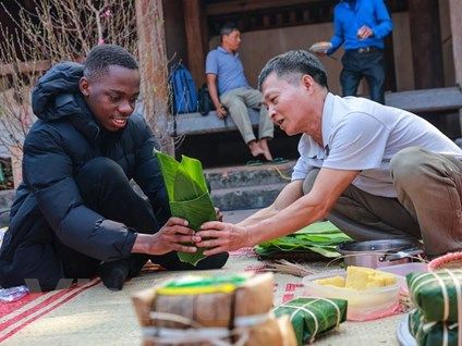 Khách quốc tế yêu thích trải nghiệm đón tết ở làng cổ Đường Lâm