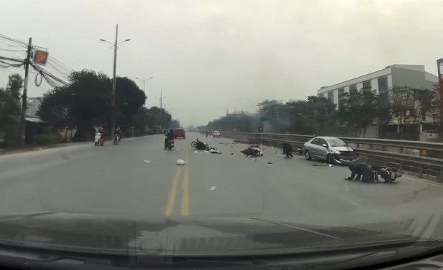 Hà Nội: Ôtô gây tai nạn liên hoàn khiến 3 người bị thương