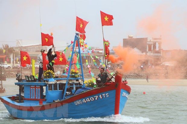Quảng Ngãi: Ngư dân tưng bừng ra quân khai thác hải sản đầu năm