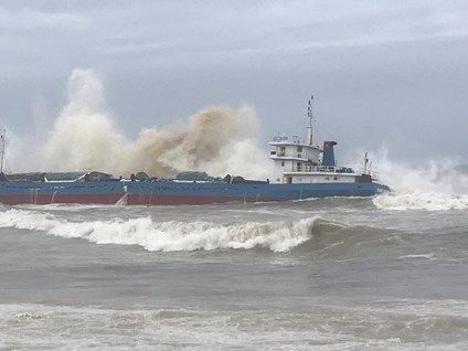Quảng Ngãi: Đưa 11 thuyền viên tàu hàng gặp nạn vào bờ an toàn