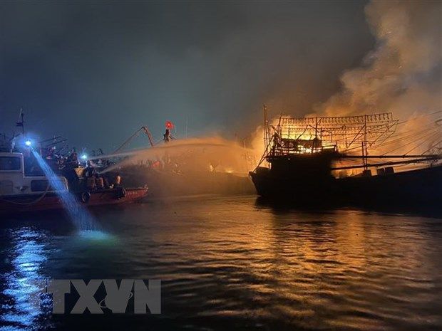Đà Nẵng: Cháy tàu cá tại Âu thuyền Thọ Quang, hai cabin bị thiêu rụi