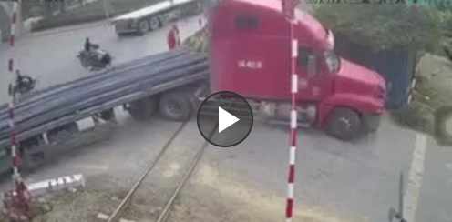 Tàu hỏa tông xe chở sắt ở Thường Tín: Clip khoảnh khắc xe đầu kéo bi ách lại trên đường ray