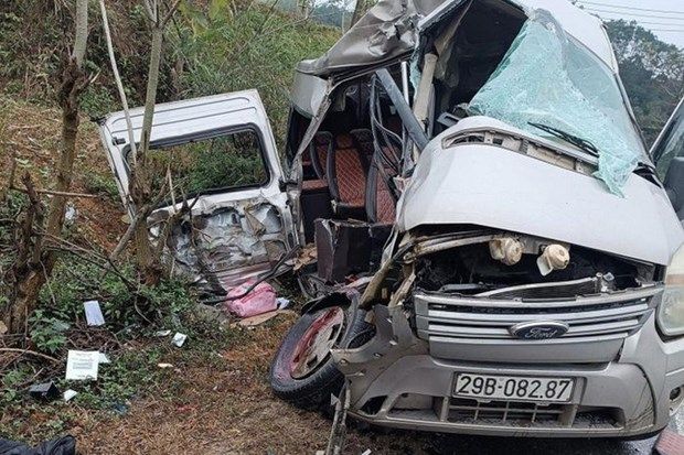 Lạng Sơn: Ôtô khách va chạm xe đầu kéo, 8 người thương vong