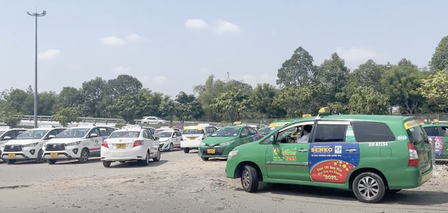 Đề xuất tiếp tục khai thác bãi đệm taxi ở sân bay Tân Sơn Nhất