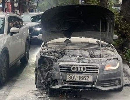 Hà Nội: Xe Audi đang di chuyển trên đường Láng bất ngờ bốc cháy