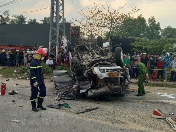 Hiện trường vụ tai nạn nghiêm trọng ở Quảng Nam làm 8 người chết