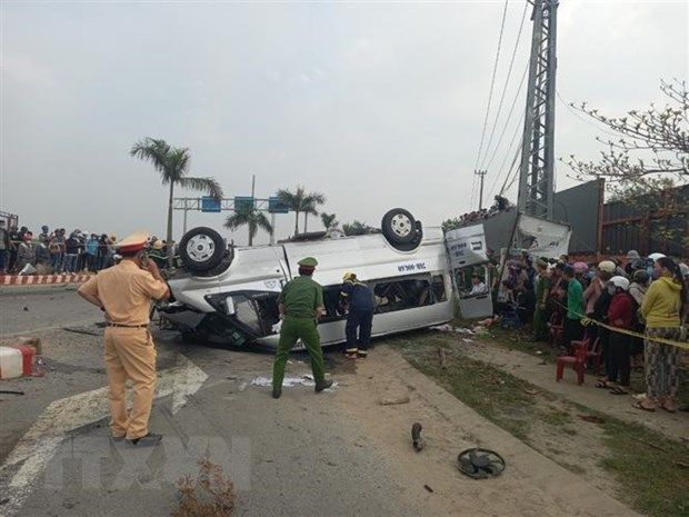 Vụ tai nạn nghiêm trọng tại Quảng Nam: 12 người đang được cấp cứu