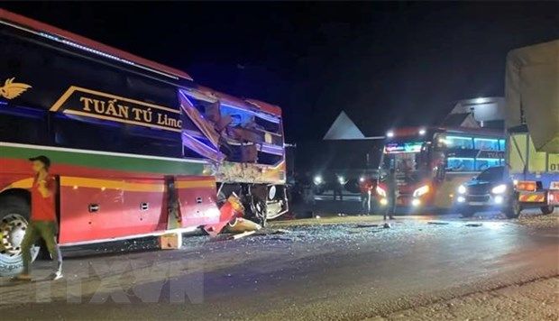Quảng Ngãi: Va chạm xe khách với xe tải, 1 hành khách tử vong