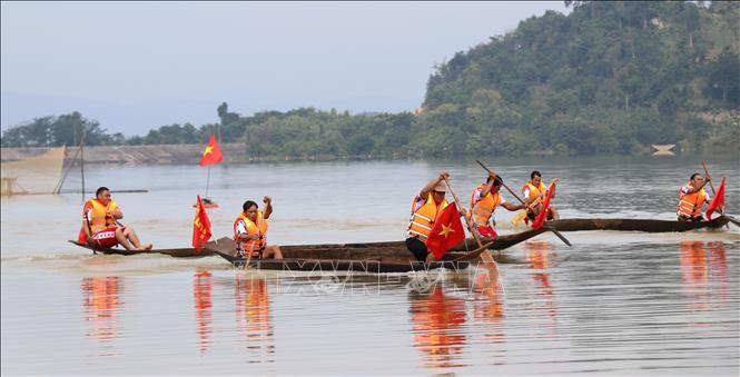 Gia Lai: Hội đua thuyền độc mộc trên dòng Pô Cô