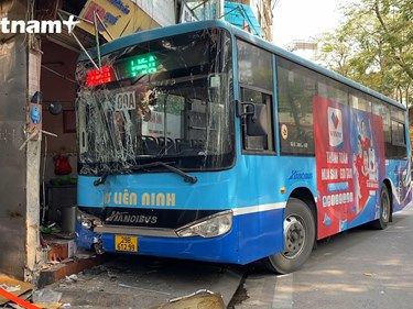 [Video] Hà Nội: Xe buýt lao lên vỉa hè khiến ba người bị thương nặng