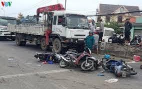 Lật xe khách trên đèo Thung Khe, 2 người chết, 10 người bị thương