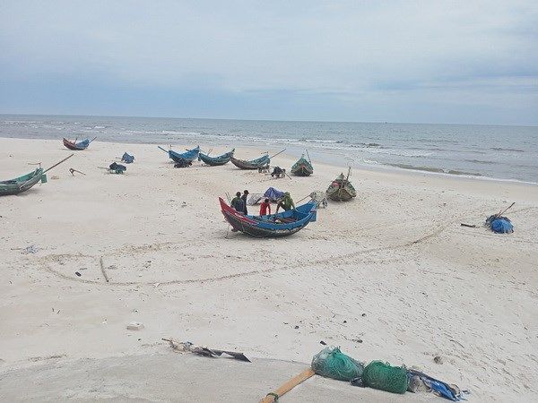 Quảng Bình: Dông, lốc làm 9 thuyền gặp nạn, 1 ngư dân mất tích