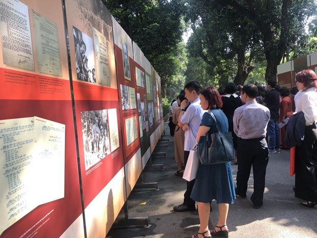 Khai mạc triển lãm về chữ ký và bút tích của Chủ tịch Hồ Chí Minh