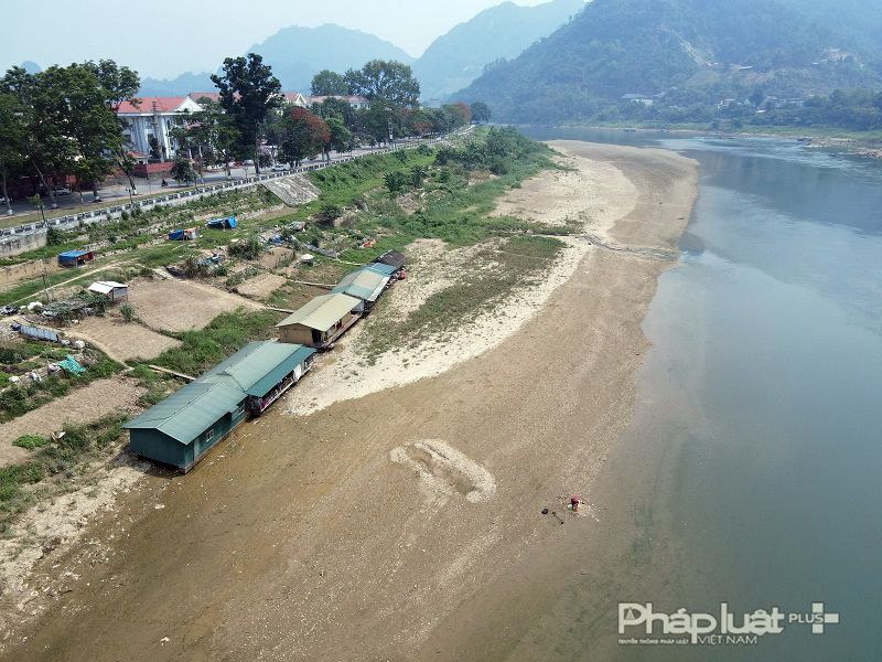 Mực nước sông Lô qua thành phố Tuyên Quang xuống mức thấp kỷ lục