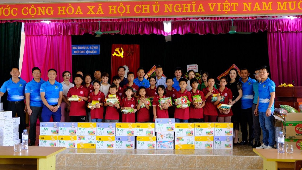 CLB Tennis báo chí Nghệ An tặng quà cho trẻ em khuyết tật